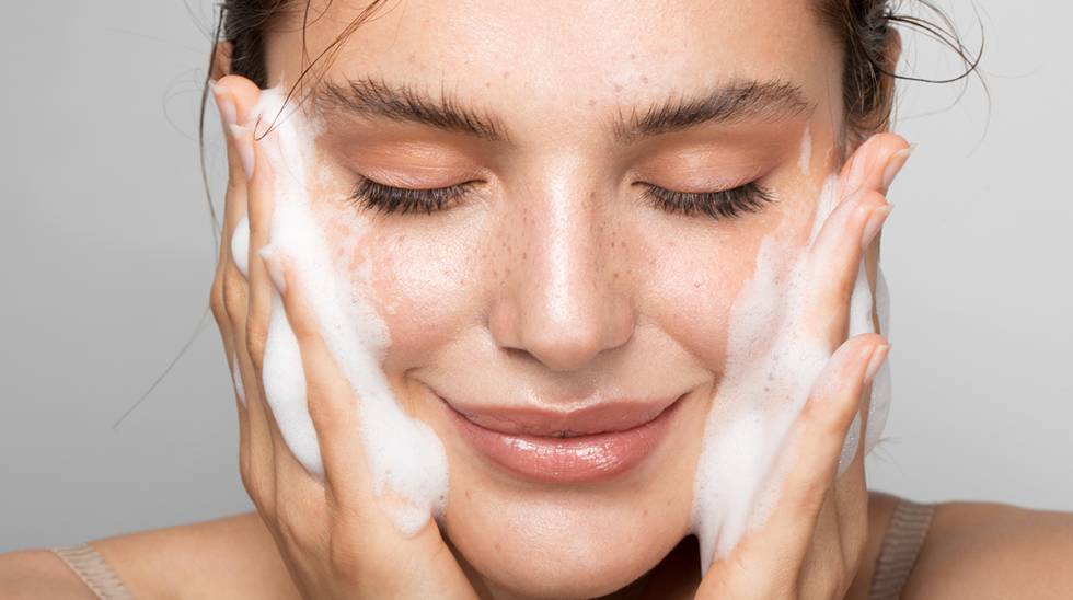 los 5 mejores limpiadores faciales para piel grasa - DermaMedic